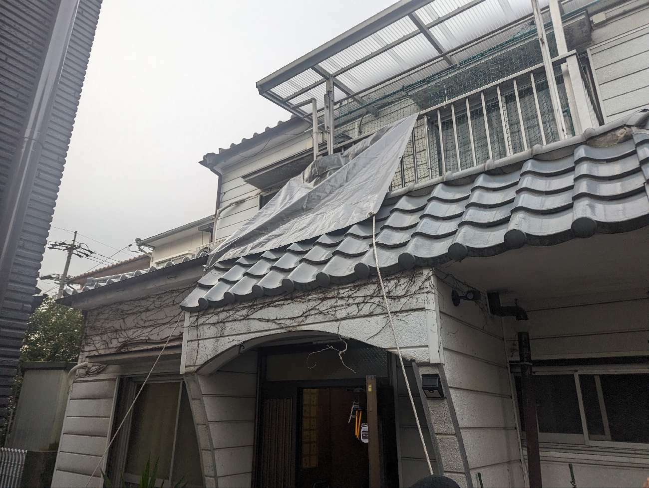 、下屋根部分で雨漏りが発生している名古屋市緑区の住宅