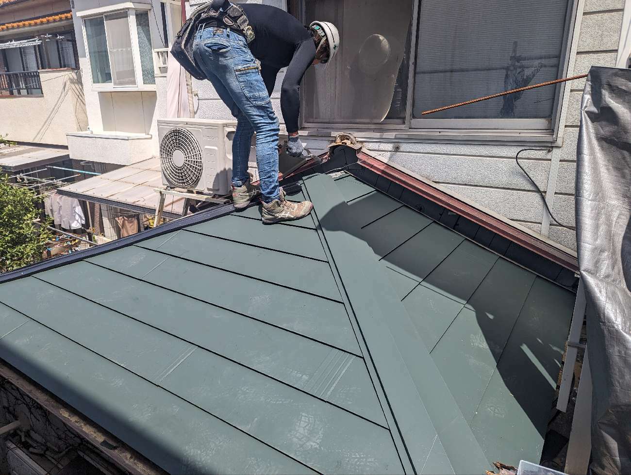 棟板金をビスで固定