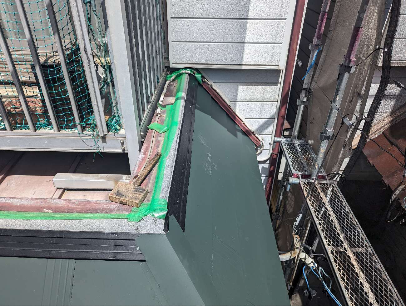 ガルバリウム鋼板屋根による葺き替え工事