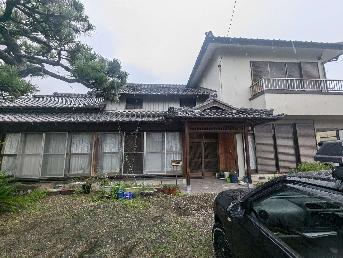 屋根瓦の乗った家