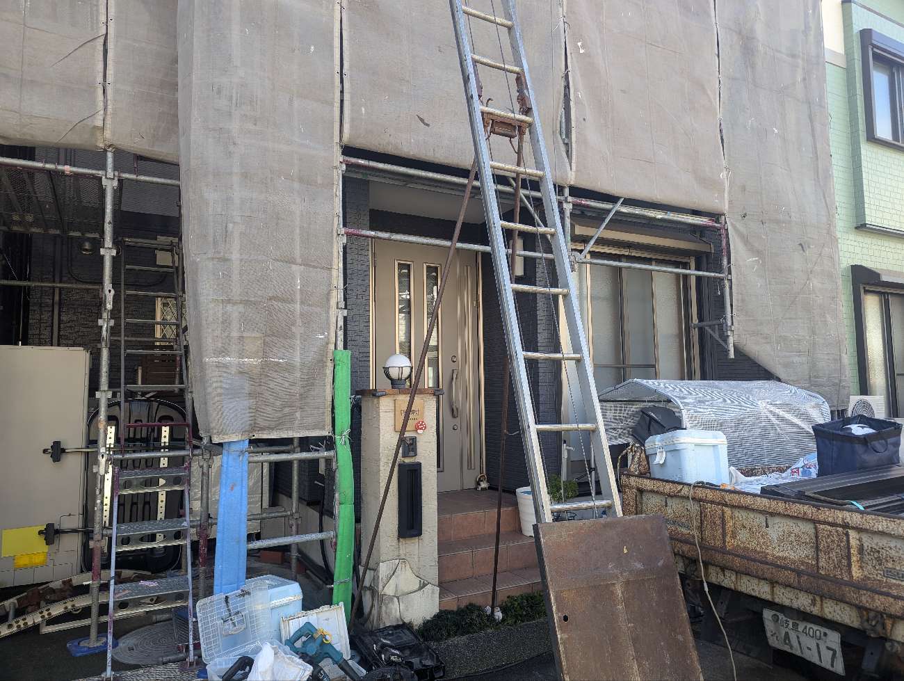 建物の前面に荷揚げ機を設置した様子