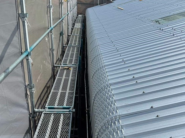 資材倉庫の劣化した波型スレート屋根にガルバリウム鋼板屋根でメンテナンスした状況