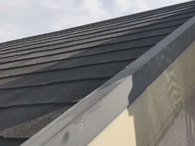 カラーベストの屋根にガルバ屋根でカバー工法を行う前の状況