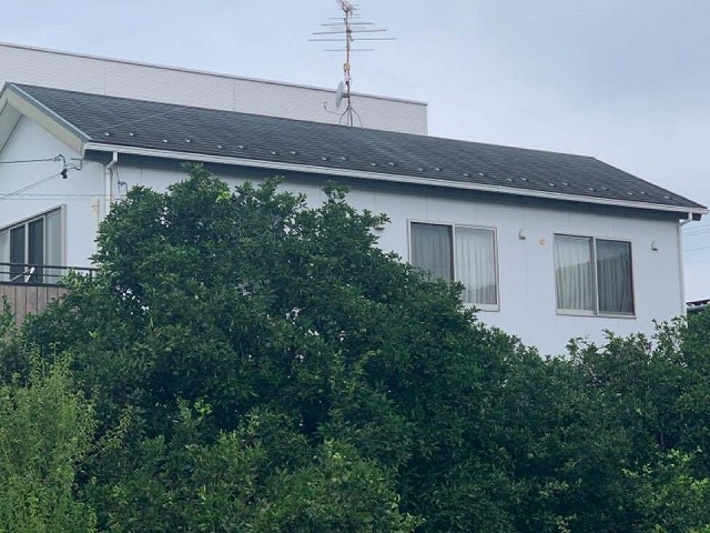 名古屋市緑区で劣化したスレート屋根をカバー工法、合板と防水シートで下地づくり