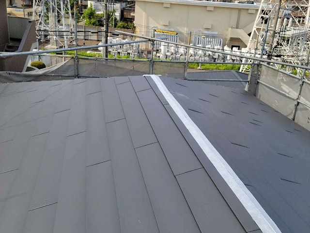 劣化したスレート屋根に対してガルバリウム鋼板屋根でカバー工法メンテナンス
