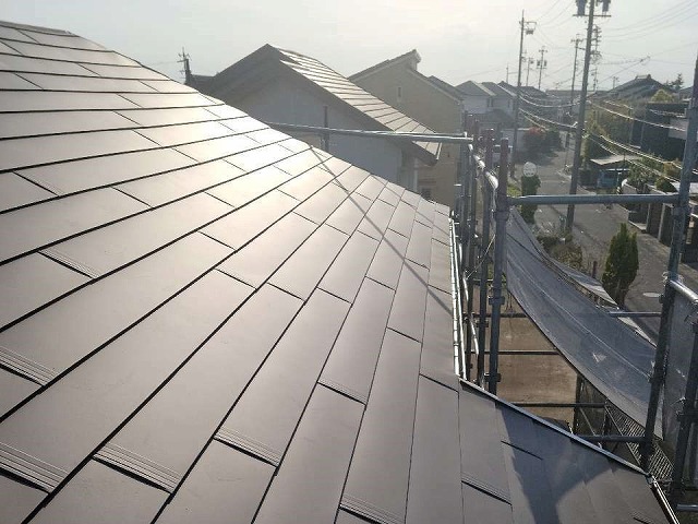 日進市でガルバリウム鋼板屋根のダンネツトップSSルーフによるカバー工法