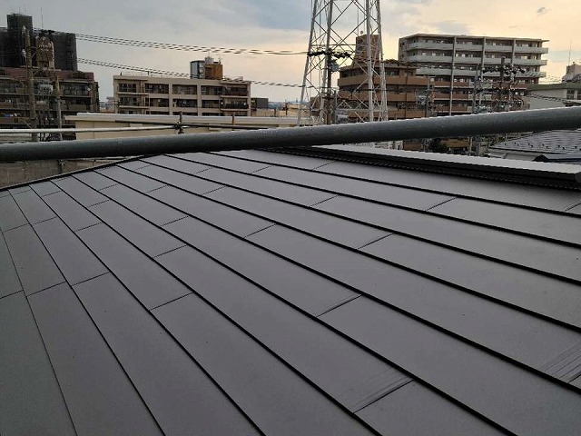 名古屋市天白区で樹脂製貫板と棟板金を取り付けて屋根カバー工法メンテナンスの完成