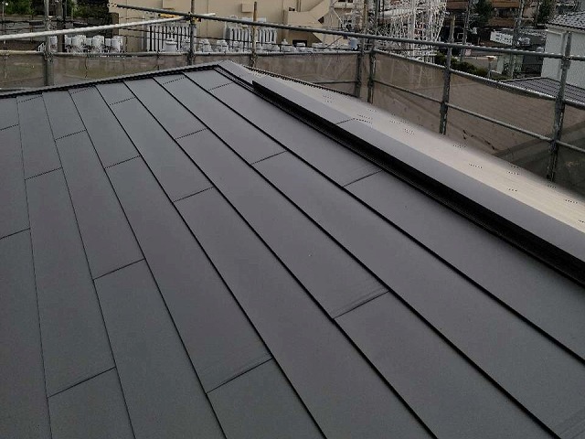 屋根カバー工法メンテナンスで棟板金と換気棟の取り付けが完了
