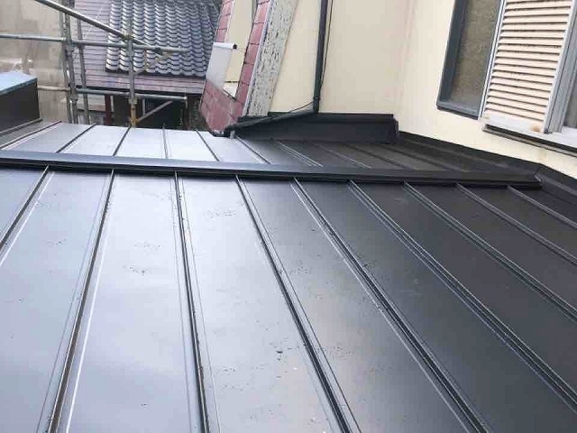 日進市で雨漏り修理、瓦棒葺き屋根をガルバリウム鋼板によるカバー工法で立平葺き施工