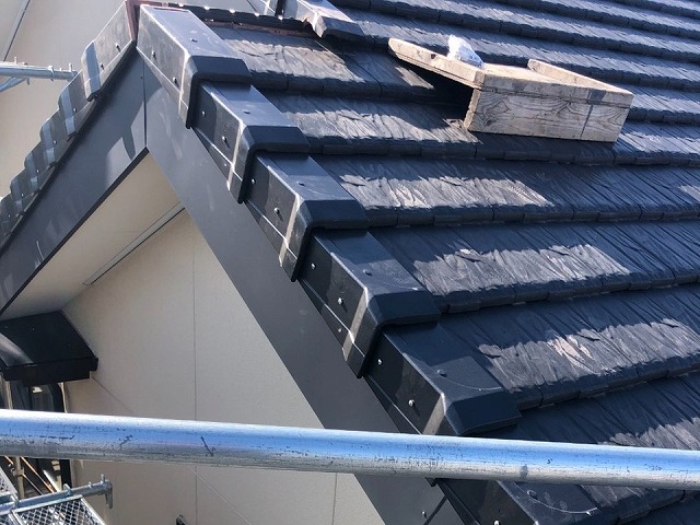 防災瓦に使用されていた屋根板金の交換工事の様子