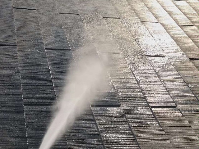 スレート屋根の塗装前の高圧洗浄作業