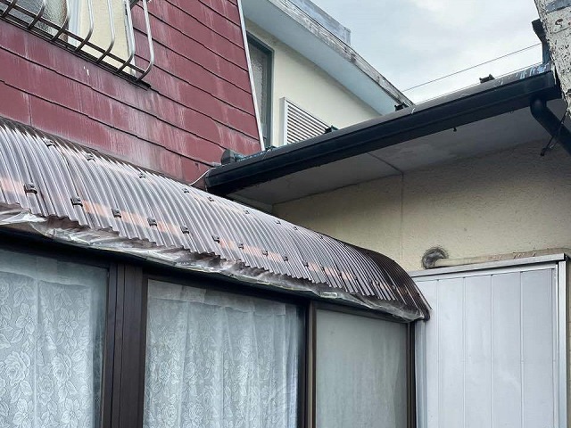 日進市の住宅でサンルームの屋根をカバー工法で補修、ポリカ波板を曲げ加工で施工