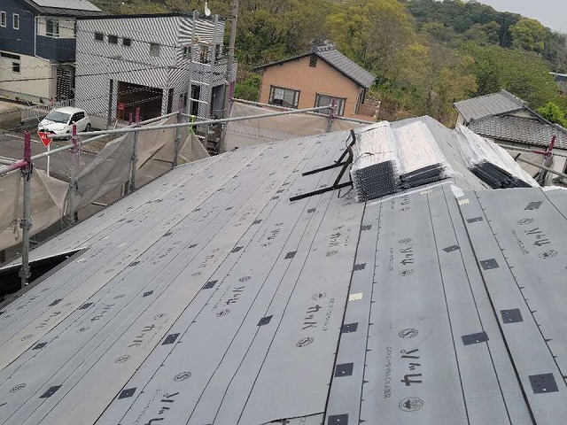 屋根カバー工法でガルバリウム鋼板屋根を搬入した状況
