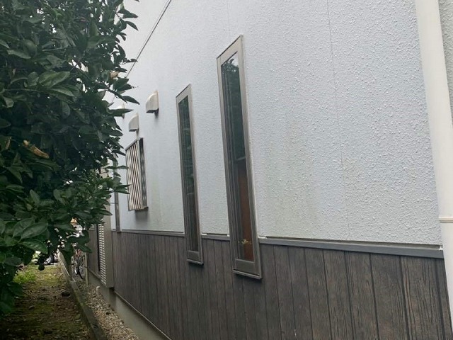 名古屋市緑区で外壁サイディングの現場調査、吹き付け塗装の色褪せやカビの黒ずみを確認