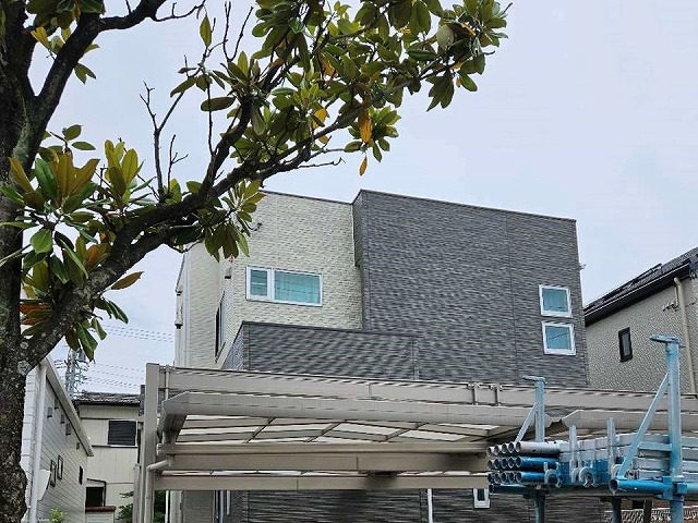 名古屋市緑区でガルバリウム鋼板屋根に長年積み重なった汚れの洗浄とビス頭のサビ止め塗装