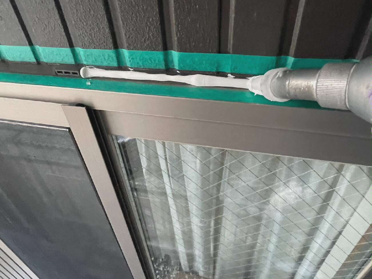 サッシ廻りにコーキングを充填