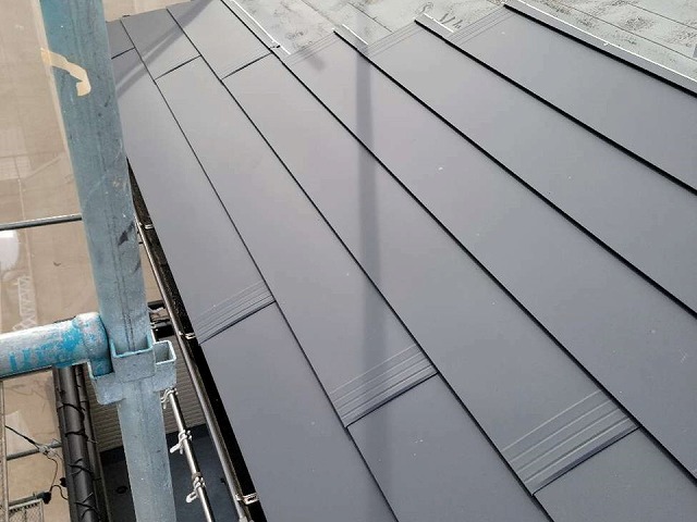 ガルバリウム鋼板屋根を使ったカバー工法によるリフォームの施工
