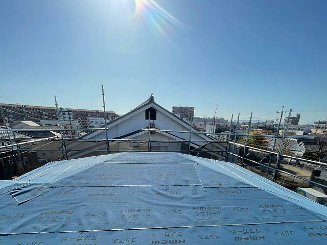 改質アスファルトルーフィング施工を終えてガルバリウム鋼板屋根の下地が完成