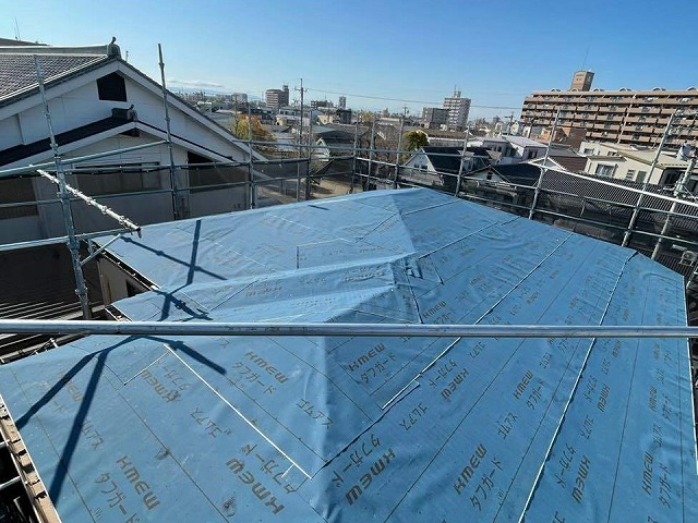 ガルバリウム鋼板屋根による屋根カバー工法の下地が完成した状況