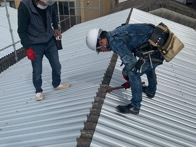 ガルバリウム鋼板製の折板屋根の折り曲げ加工による雨仕舞施工