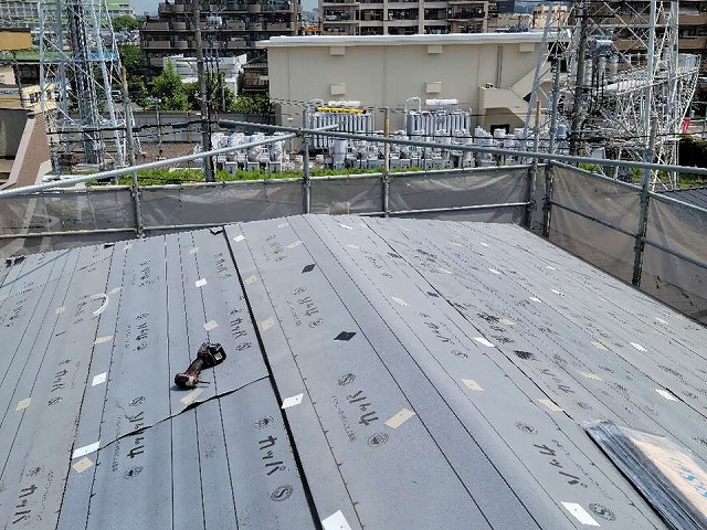 名古屋市天白区でスレート屋根のカバー工法、改質アスファルトルーフィングの張り施工