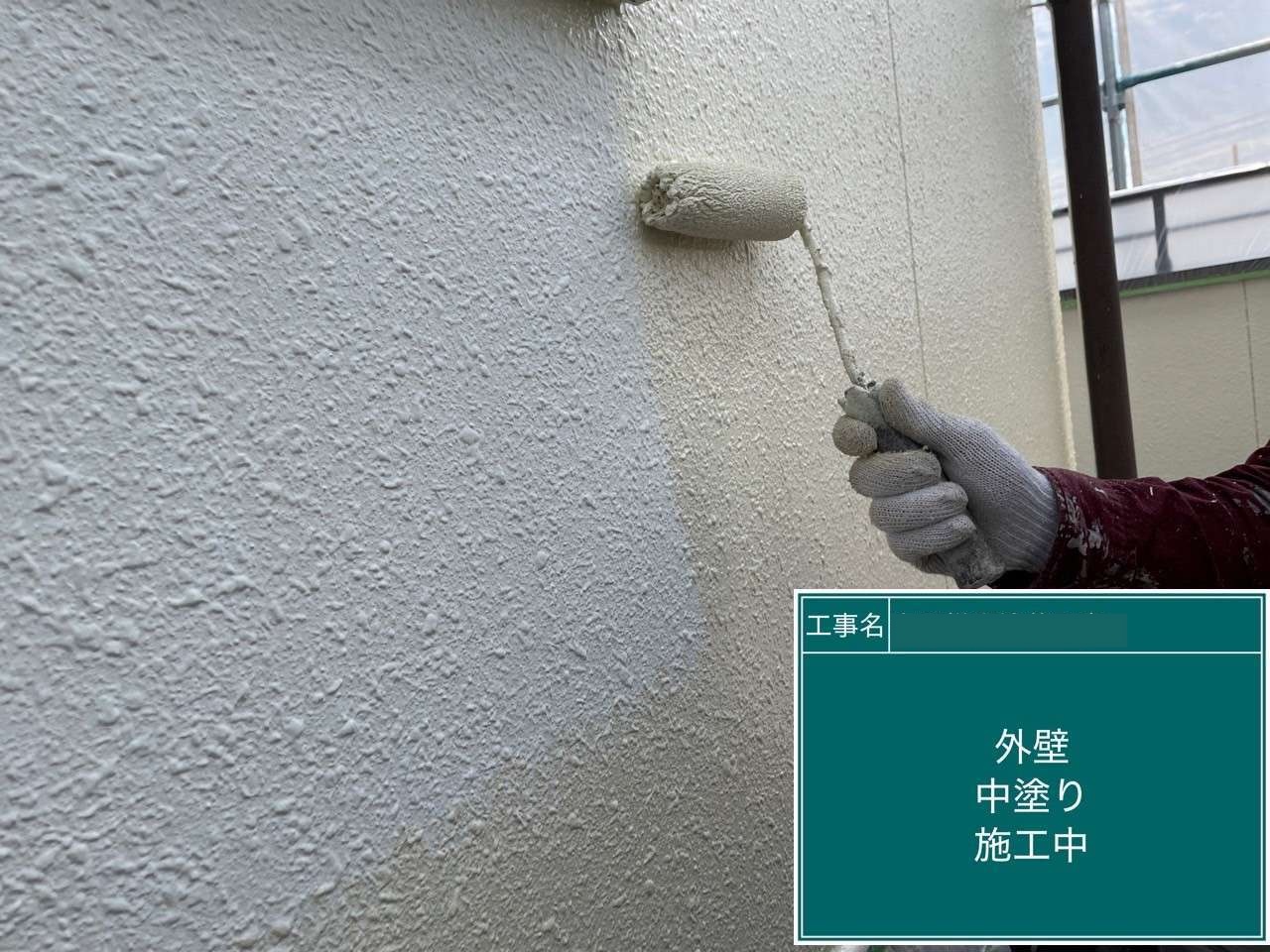 大府市　外壁中塗り施工中(スタッコ壁面)