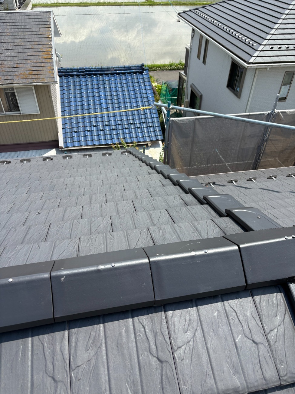 日進市　大棟の板金取り付け完了(隅)