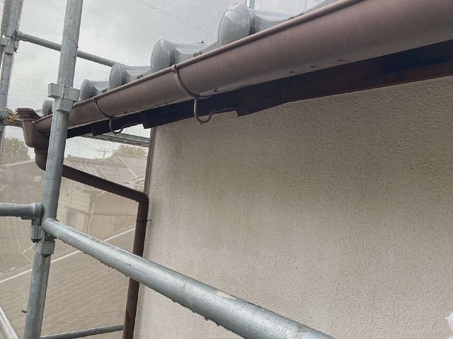 モルタル外壁や雨樋への高圧洗浄作業