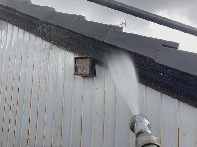 リブトタン外壁と破風板への高圧洗浄作業