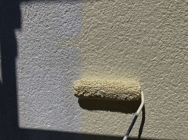 劣化したモルタル外壁への塗装工事の様子
