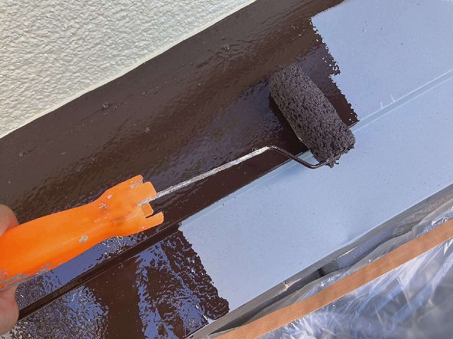 雨押え板金の下塗り乾燥後に中塗りと上塗りの施工