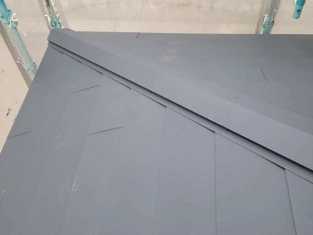 カバー工法でガルバリウム鋼板屋根の上に棟板金をステンレスビスで固定した状況