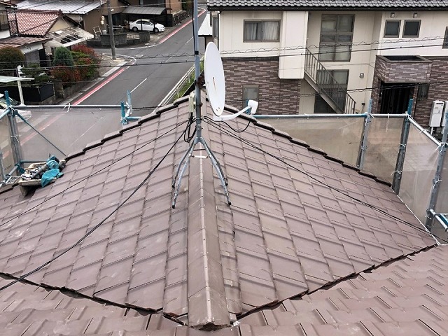 名古屋市緑区で剥がれや浮きなどのダメージを負った棟やケラバの板金と瓦役物との交換工事