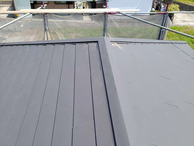 シンプルなデザインでツヤ消しタイプのガルバリウム鋼板屋根仕上げ