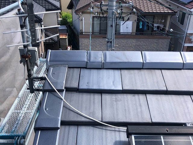 名古屋市緑区で棟板金が外れていた住宅の屋根修復工事、棟やケラバの板金を瓦に交換