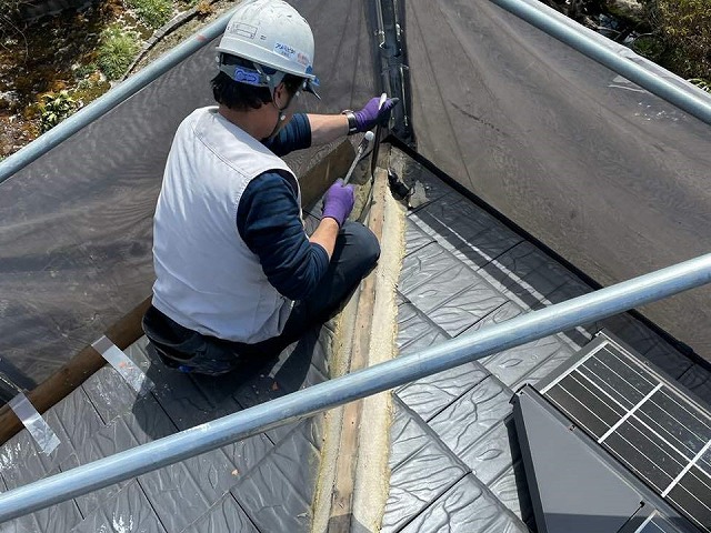名古屋市緑区の屋根棟瓦の取り直し工事で腐朽が進んだ木製垂木を樹脂製垂木に交換