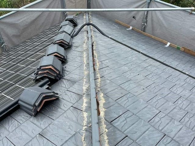 屋根の隅棟の棟瓦取り直し工事で樹脂製垂木の設置が完了した状況