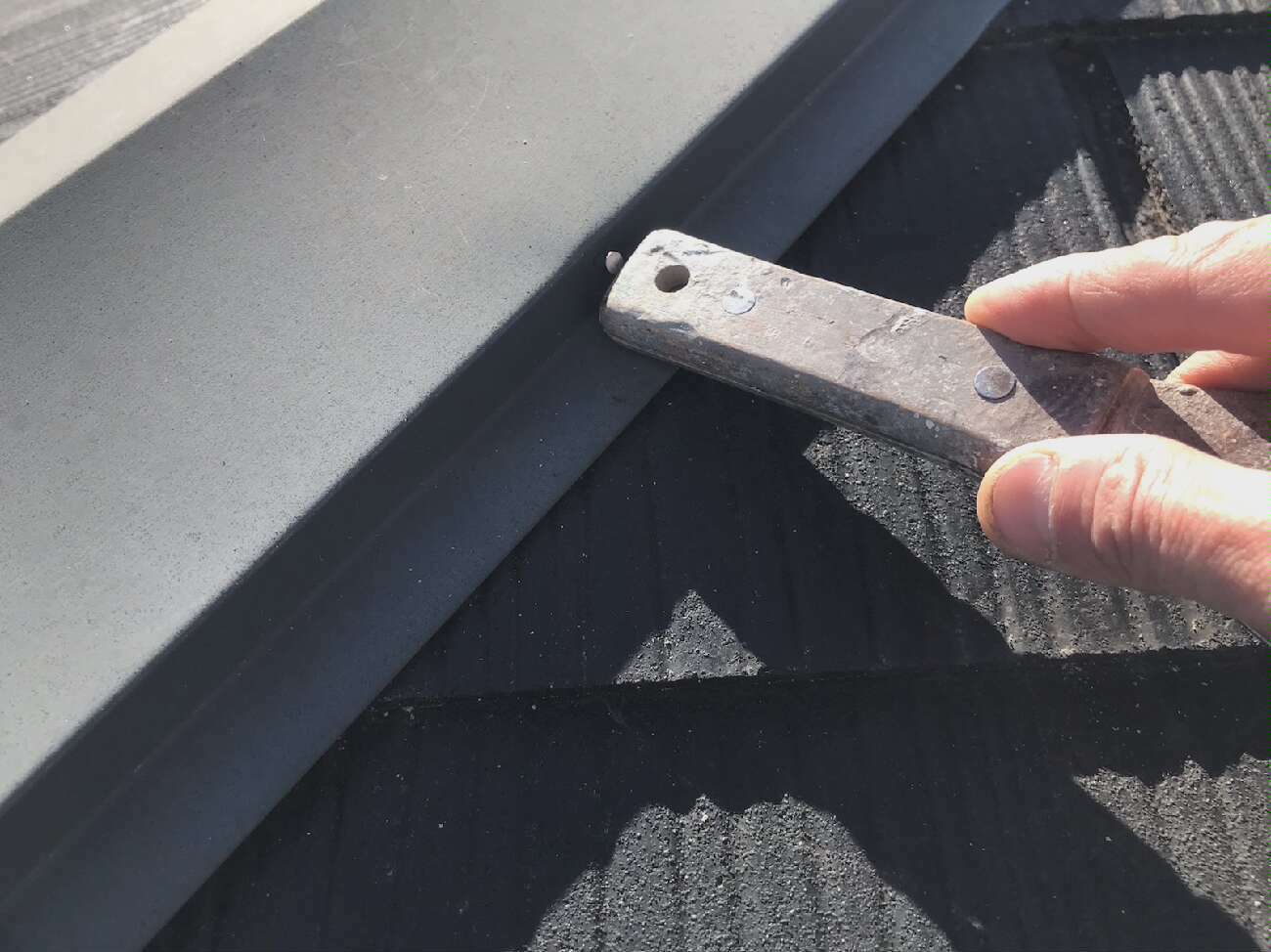 棟板金の浮いた釘の打ち込み