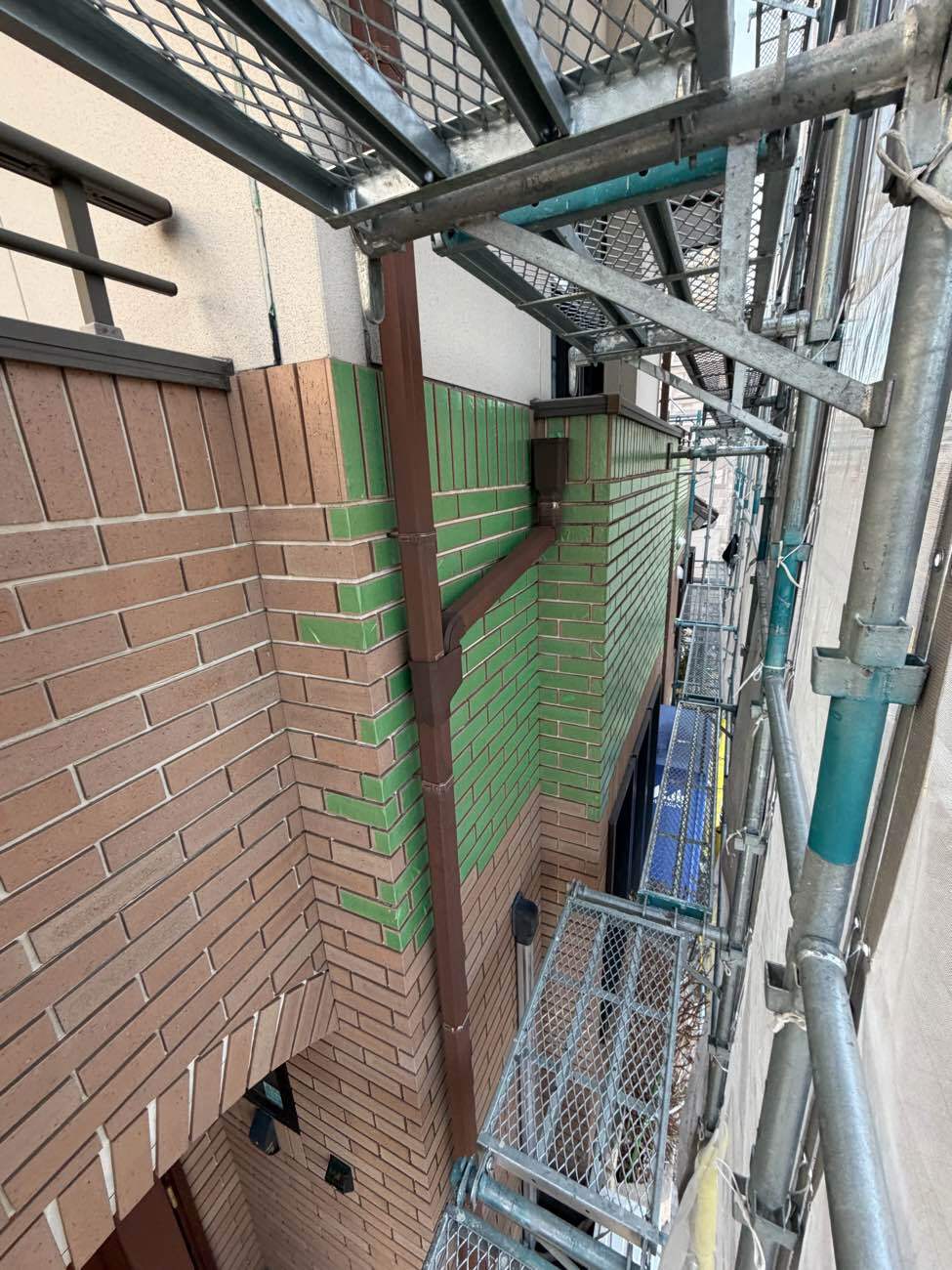 港区　レンガ外壁目地の養生作業