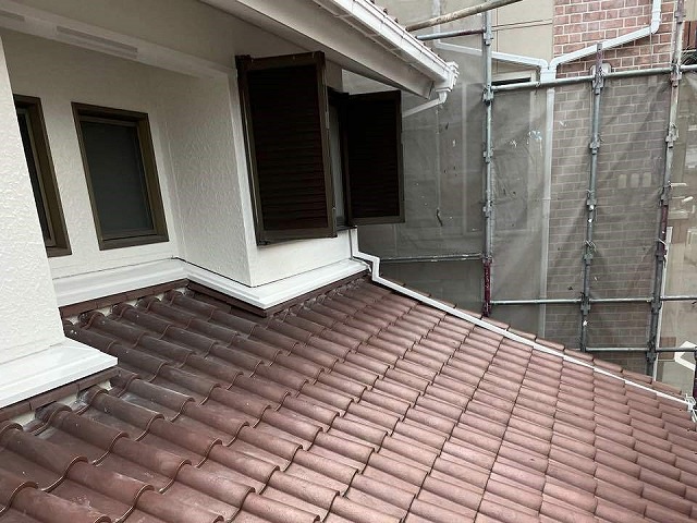 漆喰詰め直し工事が完成した下屋根の状況
