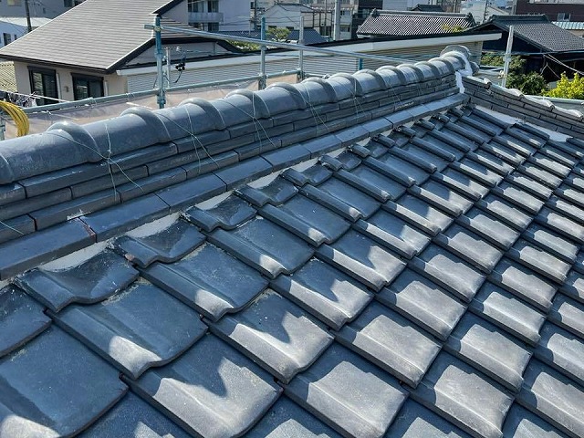 漆喰詰め直しメンテナンスが完了した住宅の屋根