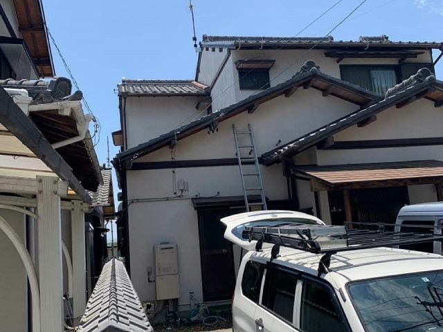 名古屋市緑区の和瓦住宅で棟瓦の歪みや漆喰ひび割れなどの劣化を確認した現場調査