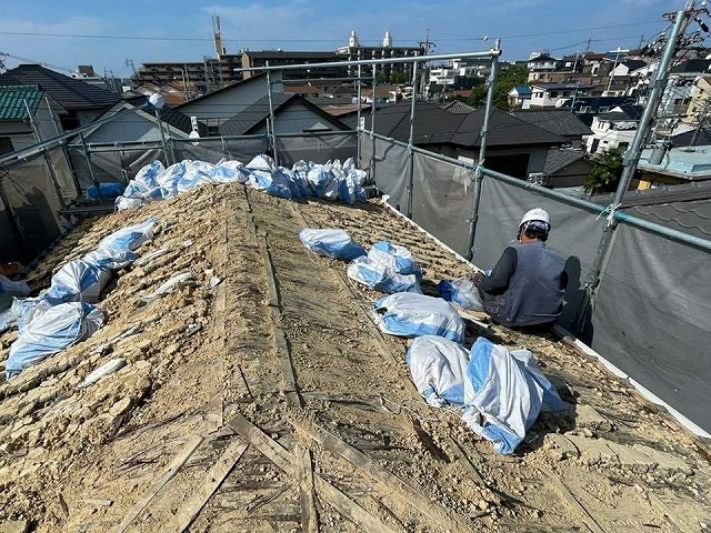 名古屋市南区で雨漏りした住宅の屋根葺き替え工事、足場設置後の瓦降ろし
