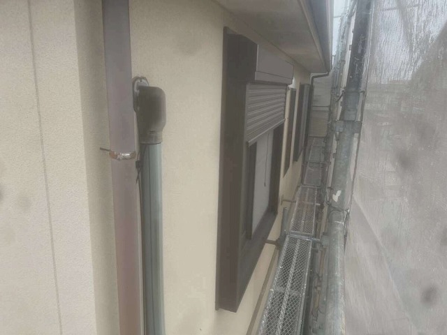 窓のシャッターやシャッターボックスに塗装メンテナンス