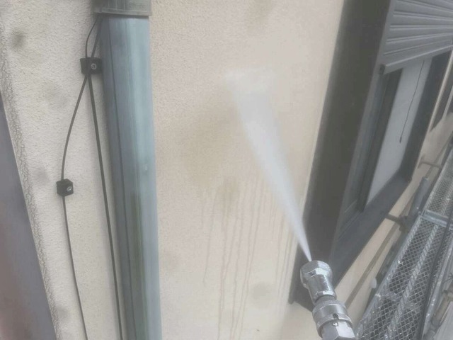 リシン吹き付けの外壁に高圧洗浄作業