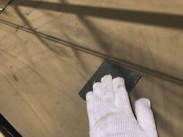 庇板金が庇板金塗装工事のケレン作業
