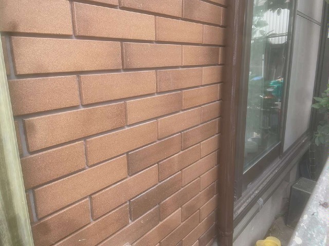 外壁タイルと同系色で塗装した雨樋