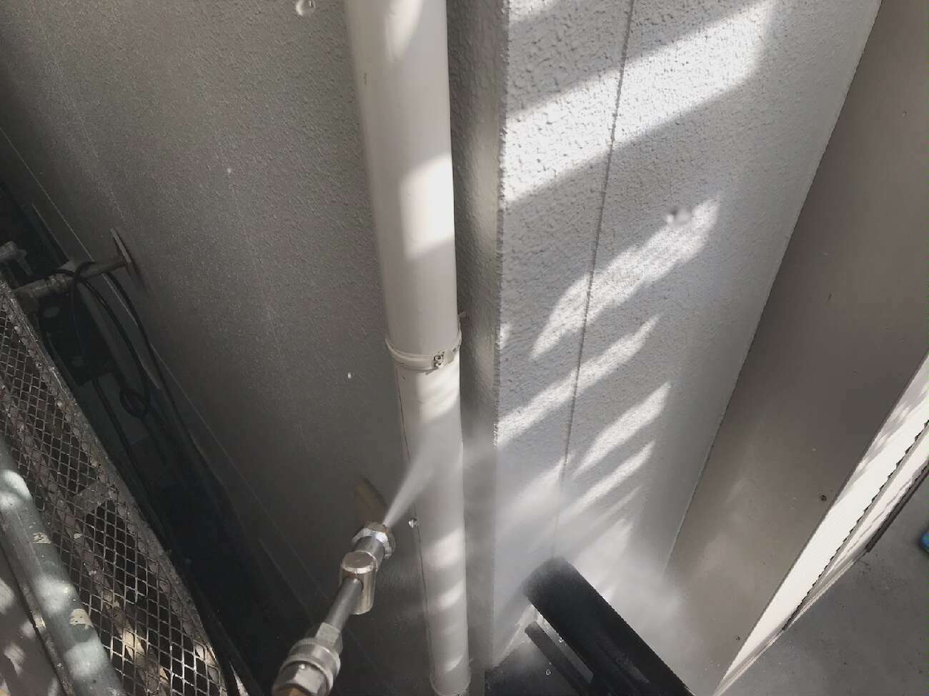 雨樋の高圧洗浄