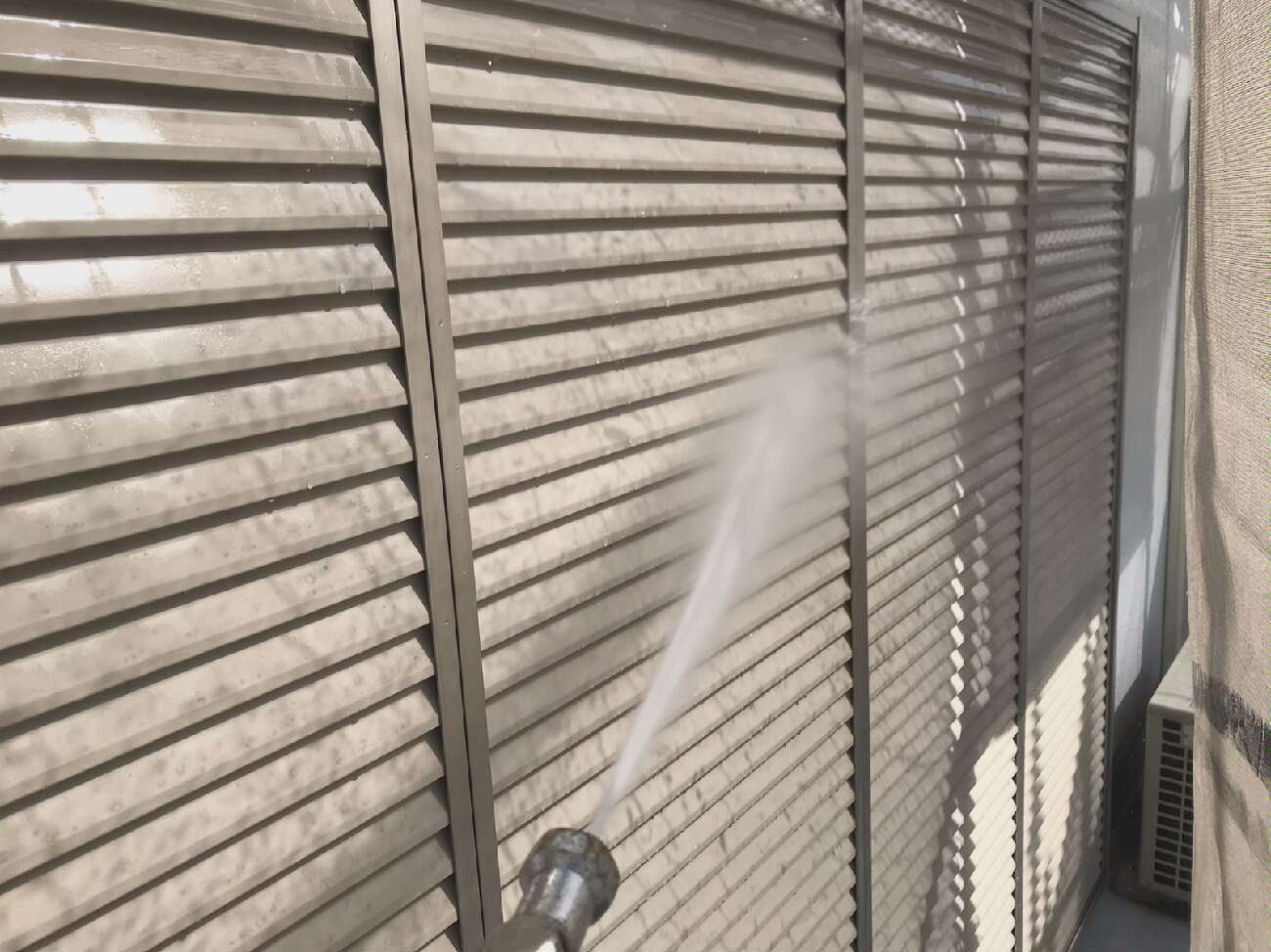 シャッターの高圧洗浄