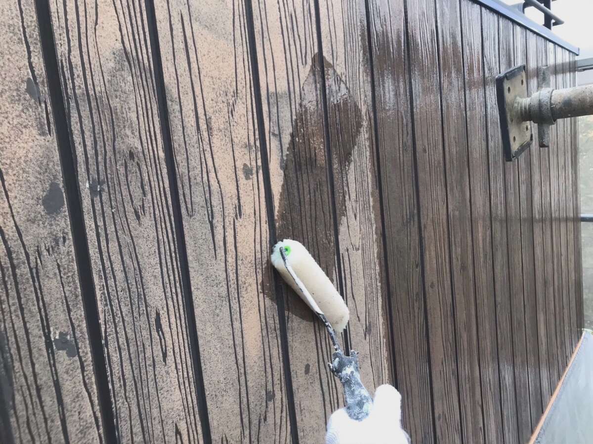 木目調サイディングに塗装